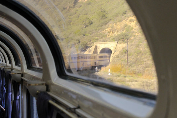 火车通过北加利福尼亚的铁路隧道图片下载