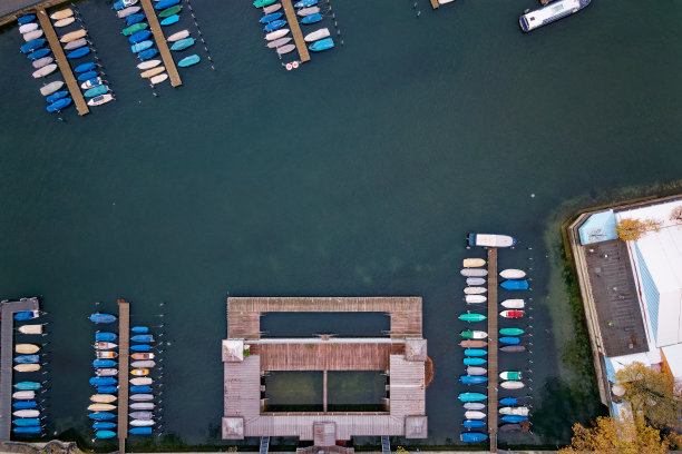 鸟瞰图Zürich城市与Limmat河和泊船在一个多云的秋日。图片下载