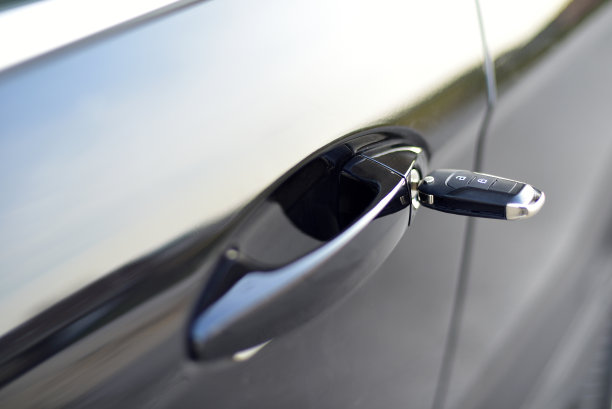 车钥匙插入锁内图片下载