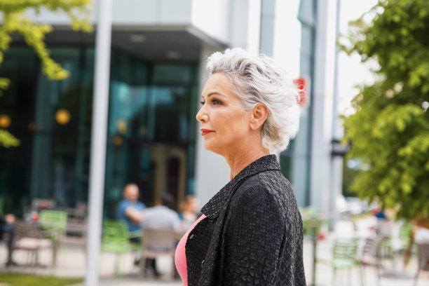 自信有魅力的年长女性图片下载