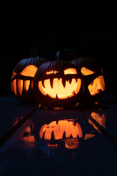 黄昏杰克灯-雕刻南瓜在晚上-可怕的万圣节装饰-近距离图片下载