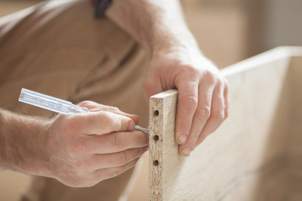 建筑工人在车间准备木材图片下载