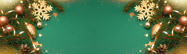 云杉，冷杉枝，小饰物和雪花在绿色纹理的背景。帧边界。圣诞新年作文背景。圣诞灯。空间的文本。横幅。图片下载