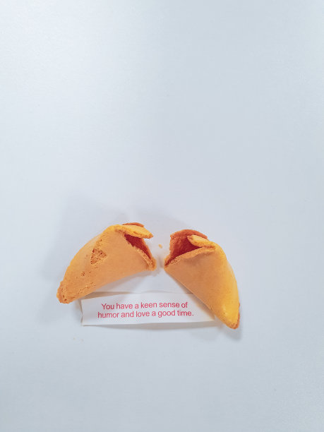 碎幸运饼干上写着积极的信息图片下载