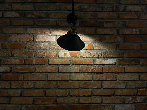 砖墙上的灯光图片下载