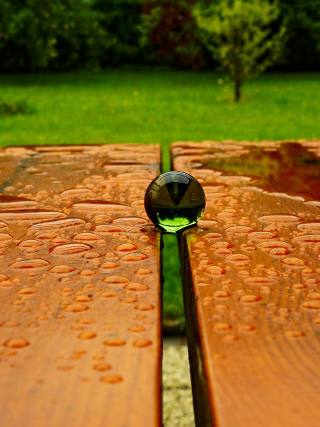 湿桌子上的玻璃球。图片下载