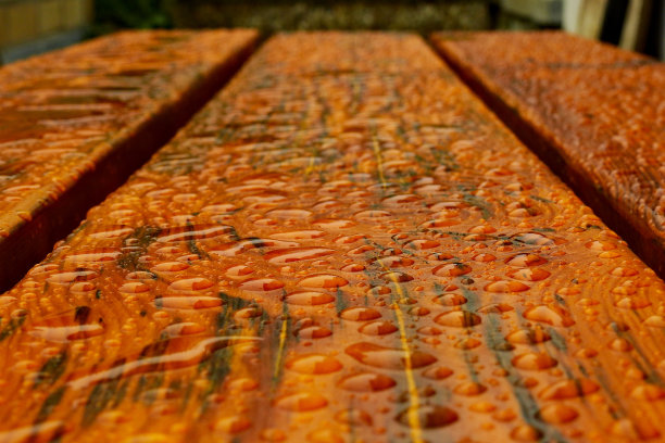 雨后被水覆盖的木凳。图片下载