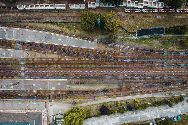 五颜六色的货运列车俯视图。图片下载