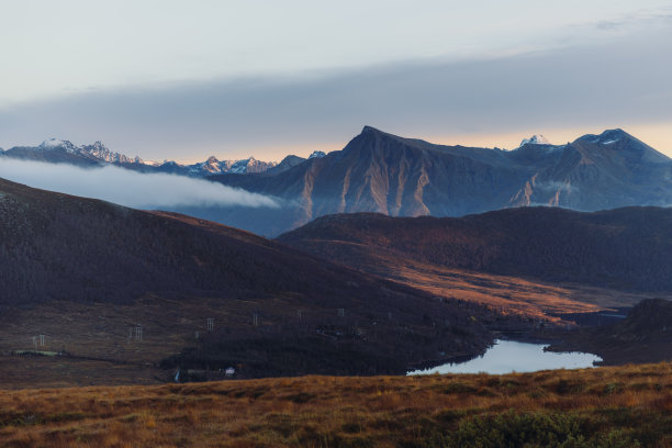 欣赏日落徒步到挪威山上的湖图片下载