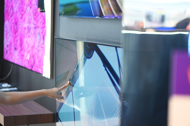 顾客正在购买LED电视图片下载