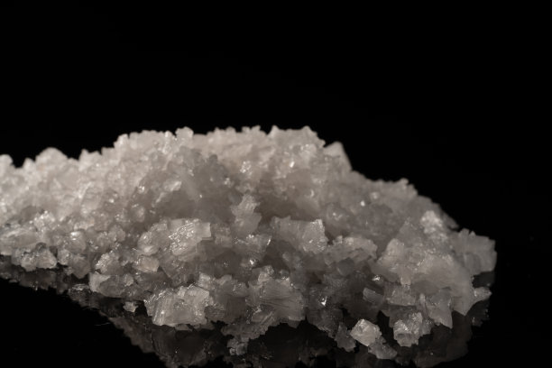 深色背景上的盐图片下载