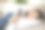 特写图片，美丽的亚洲女人躺在沙发上使用她的智能手机。图片下载