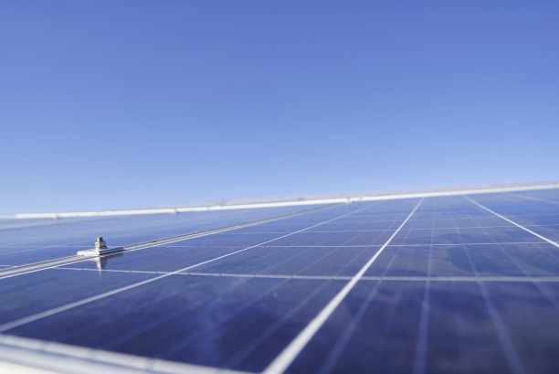 蓝色太阳能电池板在蓝天背景下的美丽照片图片下载
