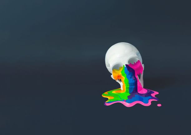 头骨上有生动的颜料，在黑暗的背景上滴、漏、浇图片下载