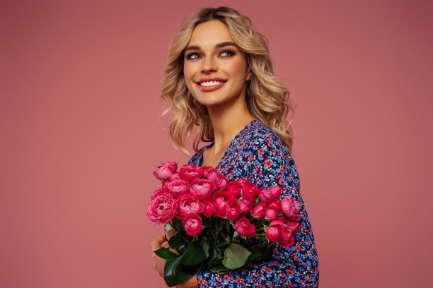 拿着一束花的美女图片下载