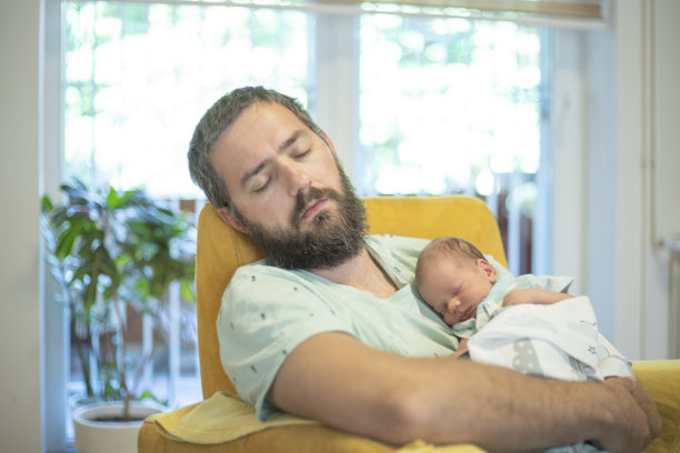 疲惫的父亲和刚出生的儿子在睡觉图片下载