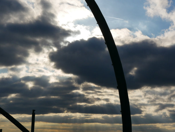 细节部分来自于Hoheward Halde地平线天文台的管道形成的金属拱门，在戏剧性的多云天空前图片下载