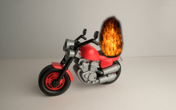 燃烧的摩托车。汽车着火了。图片下载
