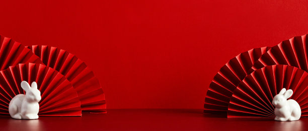 新年快乐横幅模板。红纸扇，红底子上有兔子图案。传统节日农历新年。兔年快乐。图片下载