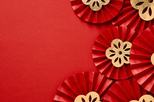 2023年兔年春节快乐。东方亚洲风格的纸扇。农历新年贺卡模板。红色背景，纸扇和金色花朵装饰图片下载