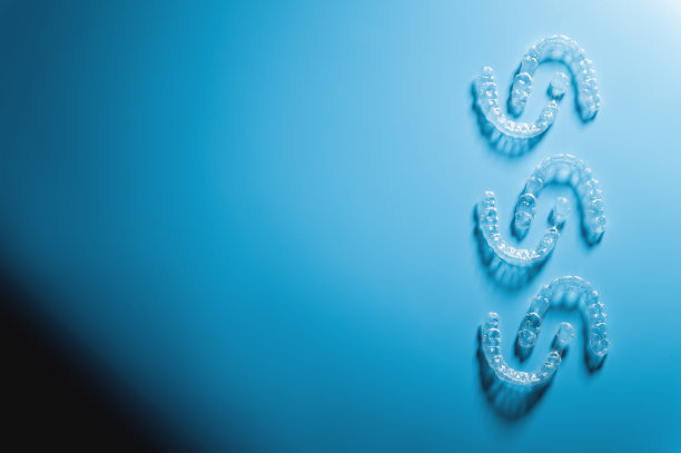 透明的塑料支架彼此排成一排，在蓝色背景上形成了一个图案，没有人，也没有人图片下载