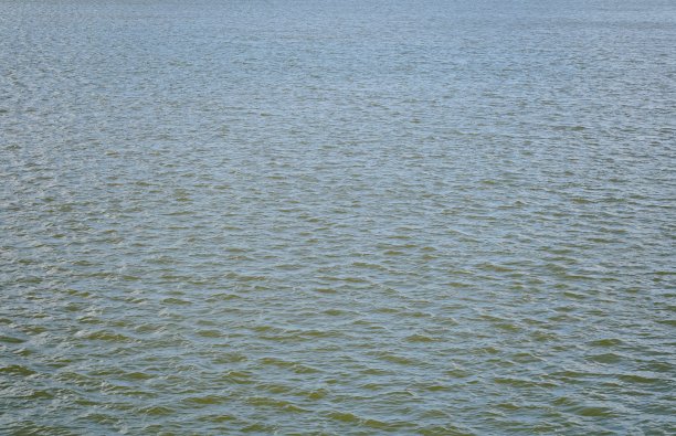 雨季河水流过河流图片下载