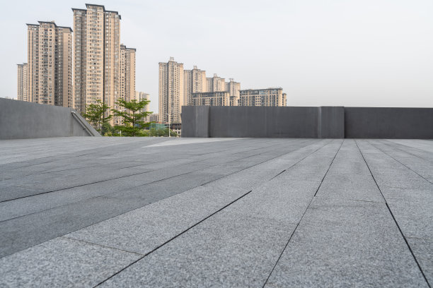 城市建筑前的广场图片下载