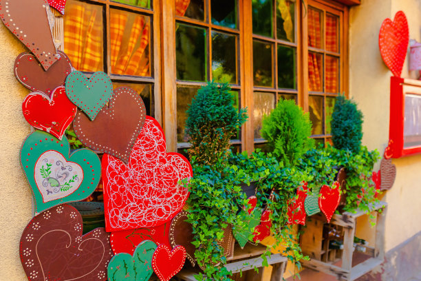 情人节的背景。心在窗口。阿尔萨斯。古老的法国古城科尔马。夏天去法国旅行。欧洲国家。法国的建筑。航行。温暖的阳光明媚的日子。街。正面的房子。图片下载