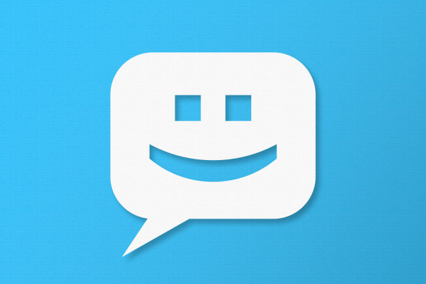 快乐和语音气泡与复制空间的蓝色纸板背景图片下载