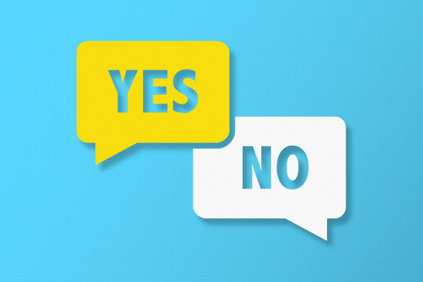 是或否和蓝色纸板背景上带有复制空间的语音气泡图片下载