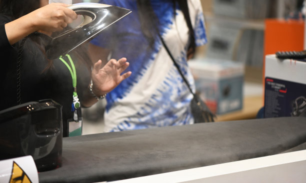 妇女购买家电图片下载