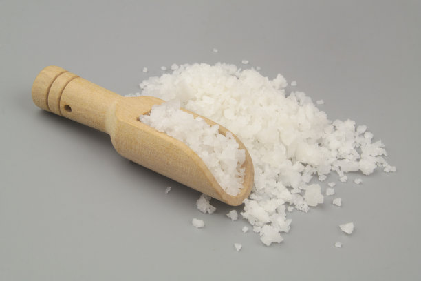粗海盐用木勺上灰图片下载
