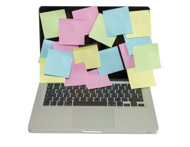 笔记本电脑屏幕上的空白提醒纸或繁忙的工作概念图片下载