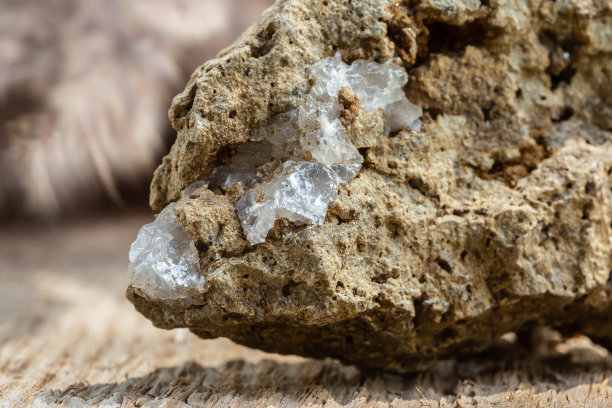 微距镜头清晰的石英晶体上的原始石头图片下载