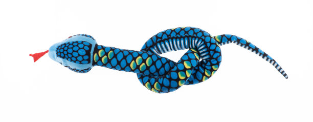 玩具长毛绒蛇孤立在白色背景图片下载