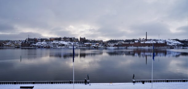 河对岸斯德哥尔摩市政厅的景色。图片下载
