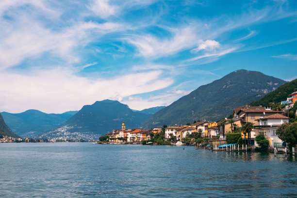 瑞士提契诺州卢加诺湖畔的传统村庄Brusino Arsizio全景。图片下载