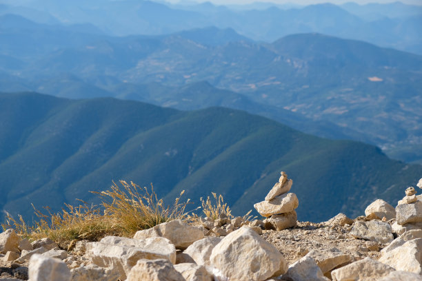 平衡的石头金字塔。从法国沃克卢兹普罗旺斯著名的前阿尔卑斯山的文图克斯山看山。图片下载