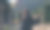 一位年轻女子正以群山为背景跳舞。图片下载