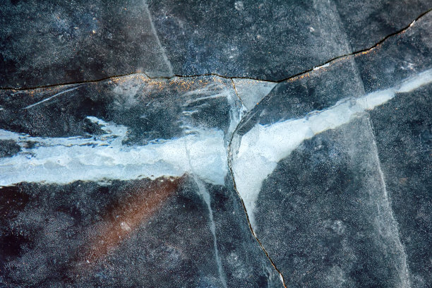 绘制透明冰材料的凉爽设计。图片下载