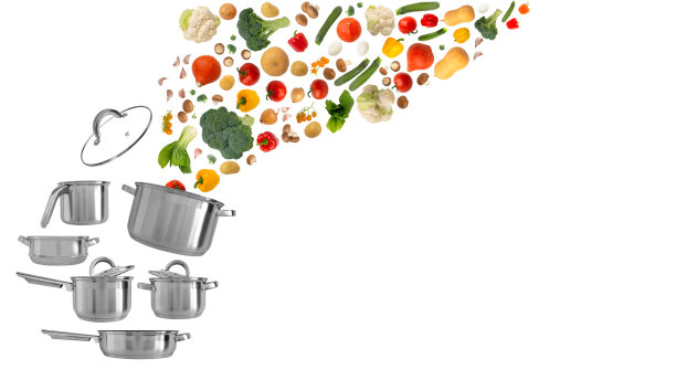许多色彩鲜艳的蔬菜，鸡蛋飞进不锈钢锅周围的一套炖锅和砂锅上的白色。健康食品，素食饮食烹饪理念。副本的空间。杂货店横幅图片下载