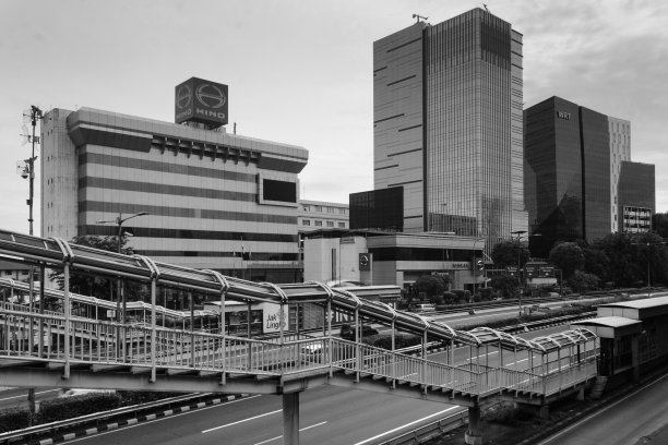 雅加达高峰时间的交通黑白视图图片下载