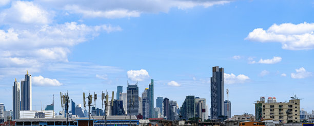 空中无人机俯瞰泰国市中心的天际线，令人惊叹的泰国曼谷城市天际线和摩天大楼全景。图片下载