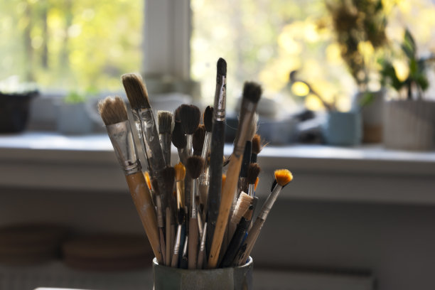 陶瓷工作的工具。艺术工艺雕刻工具刷在一个陶器作坊。有选择性的重点。图片下载