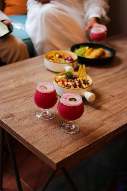 两个相爱的年轻人在吃浪漫的晚餐图片下载