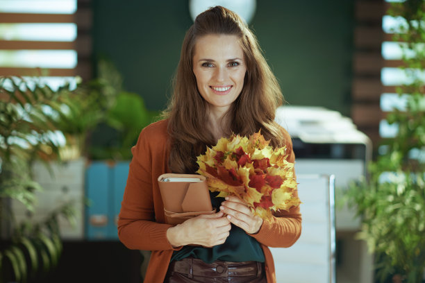 绿色办公室里微笑的女老板图片下载