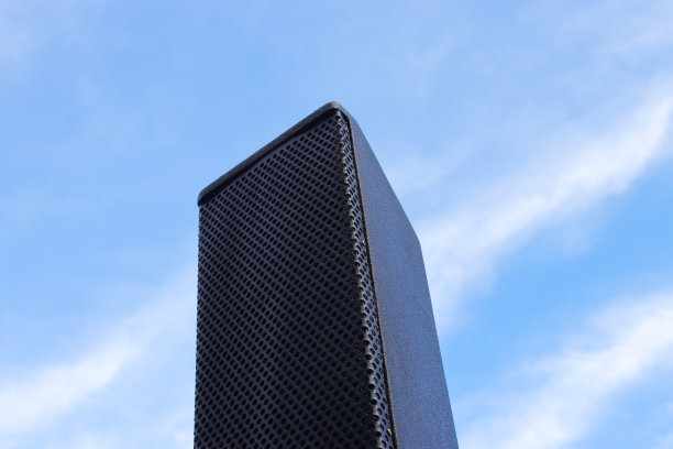 高高的音箱衬托着清晨的蓝天。图片下载