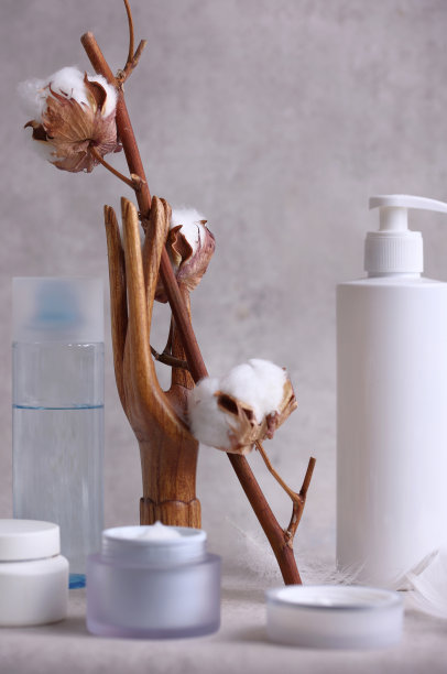 自然的肌肤和身体护理理念。面霜和身体乳。女性美程图片下载