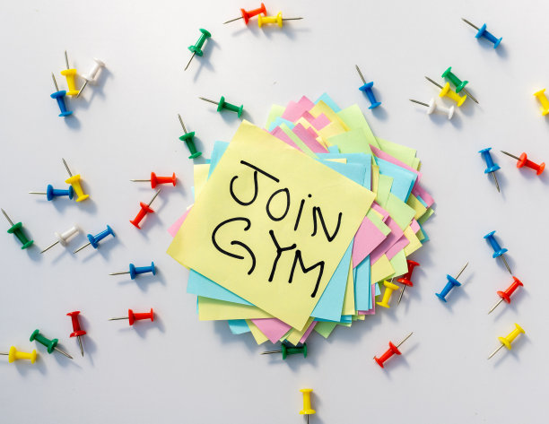 一个加入健身房的决心手写在黄色便利贴上图片下载