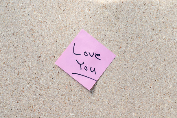 软木板上的“我爱你”留言与留白图片下载